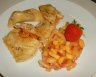 Nudelteigtaschen gefuellt mit Meeresfruechten Mango Erdbeer Relish