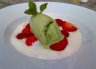 Sauerampfer Eis mit Erdbeeren