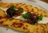 Weizen Tortilla mit Schnittlauch Creme und Pilz Tomaten Gem  se