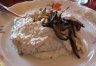 Ziegenkaese mit Auberginen und Pinienkernen