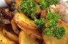 bratkartoffeln mit lammbratwuerstchen detail