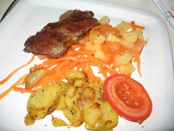 Roastbeef mit Kohlrabi, Juliennemöhren und Bratkartoffeln