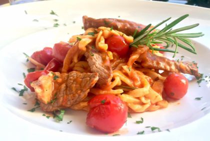 Hausgemachte Pasta mit Steakstreifen und Rosmarin