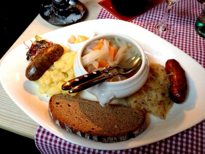 Blaue Zipfel mit Brot Suppe Würstchen