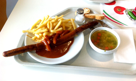 Riesen-Currywurst mit Pommes