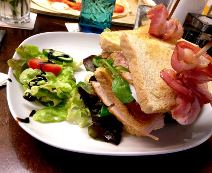 Club-Sandwich mit Speck