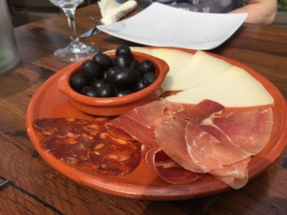 jamon, queso, chorizo y aceitunas (Schinken, Käse, Chorizo u. Oliven)