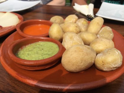 patatas arugadas con mojo rojo y verde (kanarische Kartoffeln mit roter und grüner Mojo)