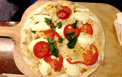 Flammkuchen mit Mozzarella Tomaten