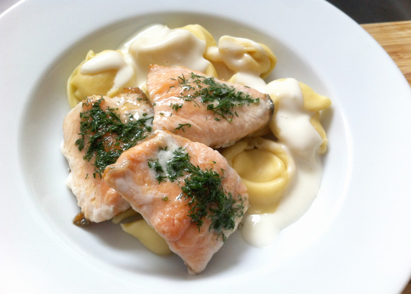 Lachsfilet mit Dill und Tortellini in Sahnesauce | Blogfood.de