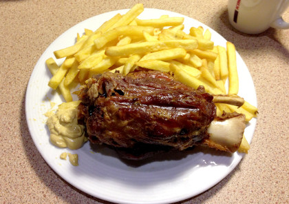 Schweinshaxe Pommes Autobahn-Raststätte