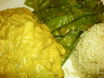 Curry-Geschnetzeltes mit Reis und Zuckerschoten