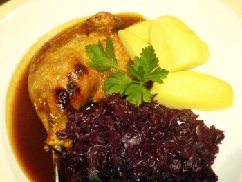 Entenkeule mit Rotkohl und Kartoffeln