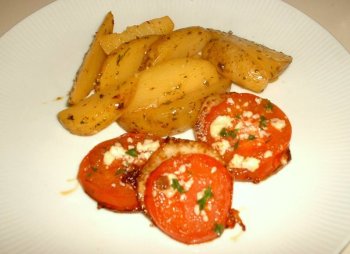 Gratinierte Tomaten mit Kartoffelecken
