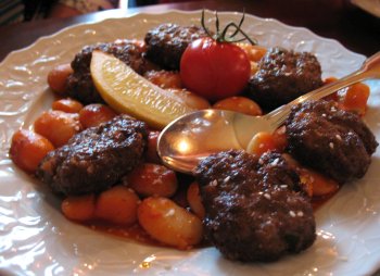 Griechische Riesenbohnen in Tomatensoße mit Hackbällchen