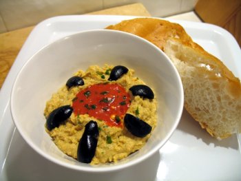 Hummus mit Ajvar und Oliven