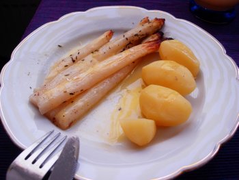 Im Ofen gegarter Spargel mit Salzkartoffeln und Sauce Hollandaise