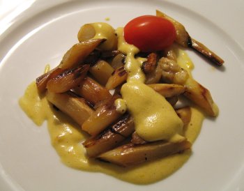 In_Butter_geschmorter_Spargel_mit_aufgeschaeumter_Hollandaise.jpg