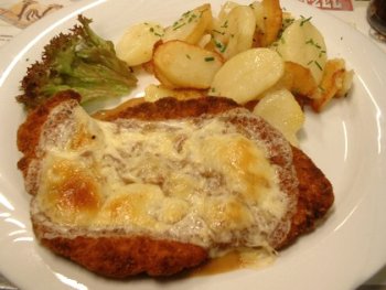 Kaeseschnitzel_mit_Bratkartoffeln.jpg