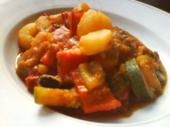 Kartoffelgulasch mit Paprika und Zucchini (vegetarisch)