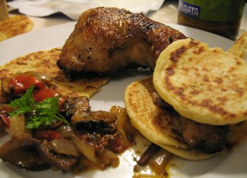 Knusprig_gebackenes_Haehnchen_mit_Weizen_Tortilla_und_Pilz_Tomaten_Gemuese.jpg