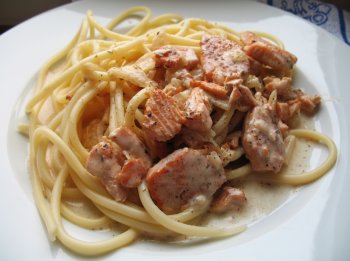 Maccheroni_mit_Lachs_Sahne_Sosse.jpg