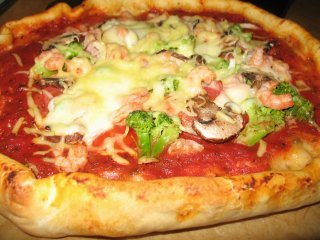 Pizza mit Broccoli, Champignons, Shrimps und Kochschinken