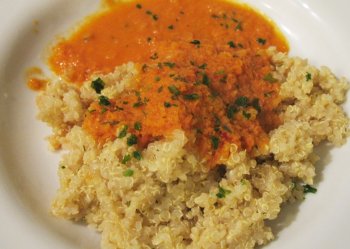 Quinoa mit Tomatensoße