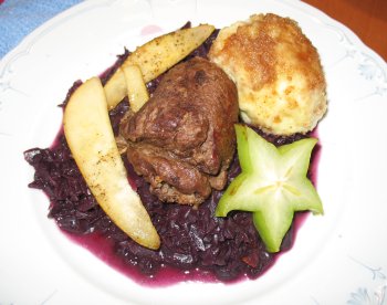 Rehrouladen mit Johannisbeer-Rotkohl, dazu Kartoffelteigklöße mit Pinienkernen