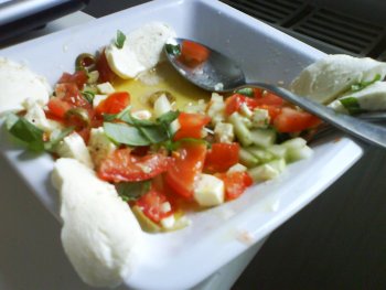 Salat_Tomaten_Fetakaese_Mozarella_Basilikum.jpg