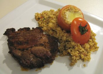 Schweinenackensteak und Tomaten mit Bulgurfüllung