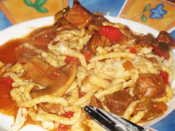 Spätzle mit Gulasch