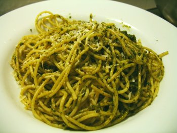 Spaghetti mit Basilikum-Pesto