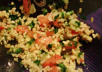 Tabouleh (arabischer Salat mit Bulgur, Tomate, Petersilie und Minze)