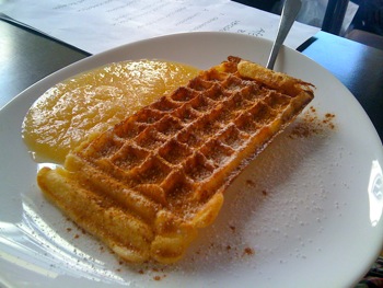 Waffel mit Apfelmus