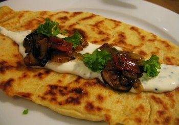 Weizen_Tortilla_mit_Schnittlauch_Creme_und_Pilz_Tomaten_Gem__se.jpg