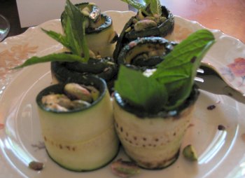 Zucchini-Röllchen mit Hummus, Pinienkernen und Minze