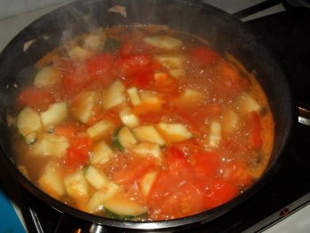 Zucchini-Tomatensuppe